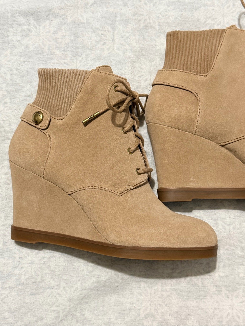 MICHAEL Michael Kors Women's
Carrigan Bootie Suede Dark
Khaki, Size:8
